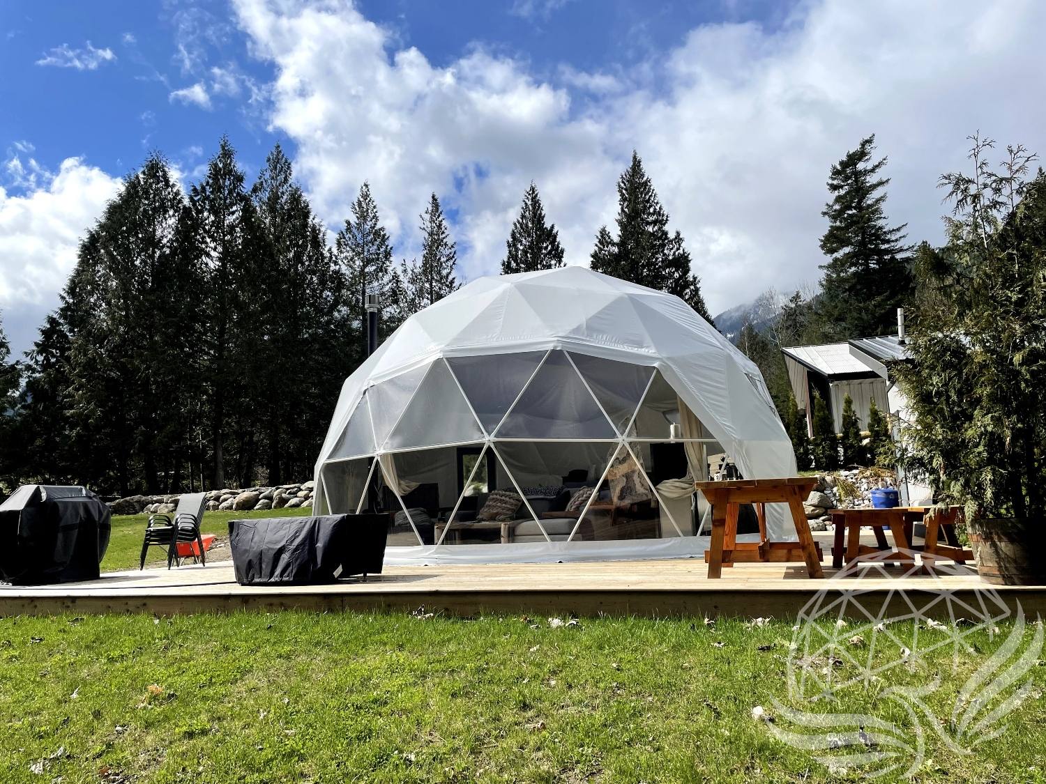 26ft / 8m / 520 sqft All Season Glamping Dome